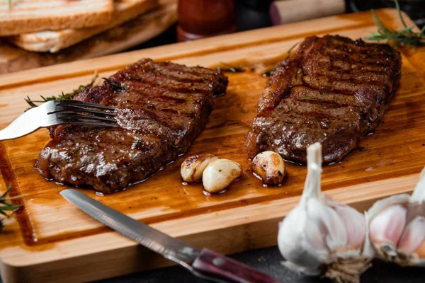 Picanha brasileira na chapa com dentes de alho - Metrópoles