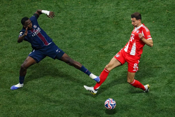 Foto colorida de Pacho, do psg, expulso contra O BAYERN - Metrópoles