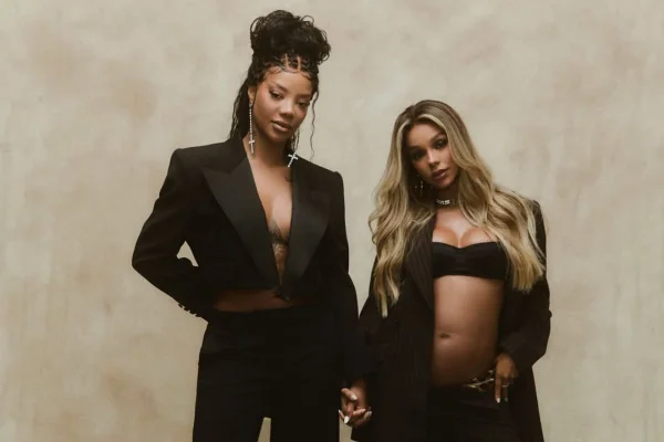 Na imagem com cor, foto de Ludmilla com Bruna Gonçalves - metrópoles