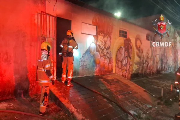 Prestação de socorro durante ocorrência de incêndio na Ceilândia