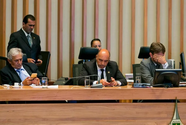 Três deputados distritais ganham acima do teto constitucional