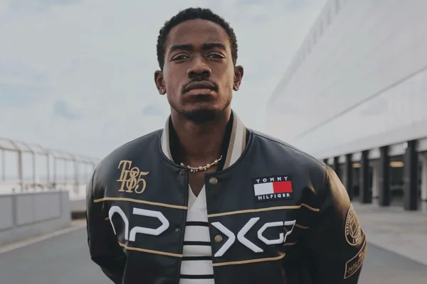 Foto com cor. Ator Damson Idris em campanha da marca Tommy Hilfiger - Metrópoles