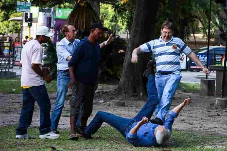 Imagens de briga em Pelotas (RS), falsamente utilizadas para ilustrar suposta agressão a Caiado Imagens de briga em Pelotas (RS), falsamente utilizadas para ilustrar suposta agressão a Caiado