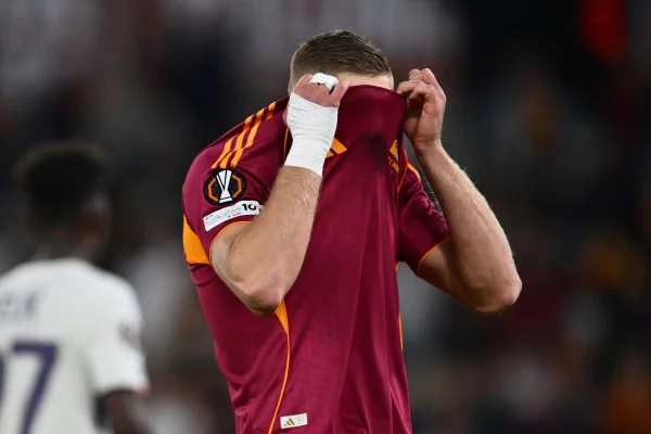 Dovbyk, da Roma, cobrindo o rosto após perder pênalti na Liga Europa