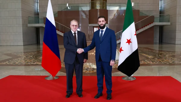 Imagem colorida mostra vice-chanceler da Rússia e líder da Síria - Metrópoles