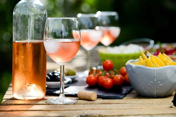 Vinho Rosé é ótima pedida para se refrescar na seca, diz sommelier