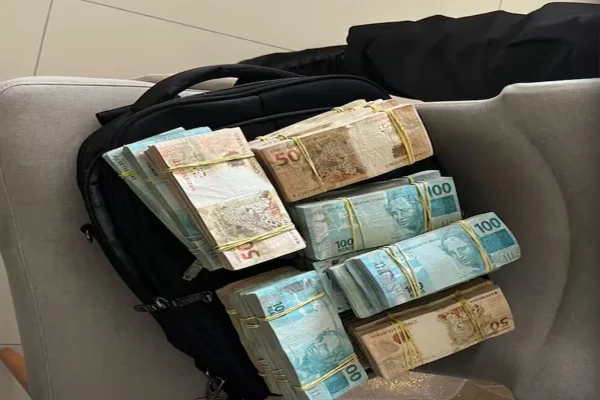 Policial Imagem colorida de dinheiro apreendido pela PF - Metrópoles