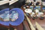 Galão de água com dinheiro Galão de água com dinheiro