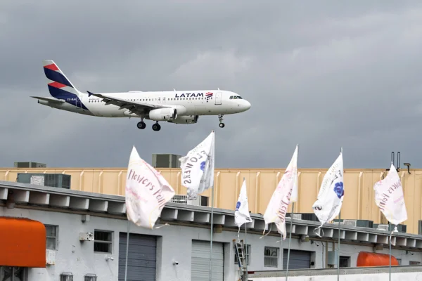 Imagem colorida, Avião da Latam- Metrópoles