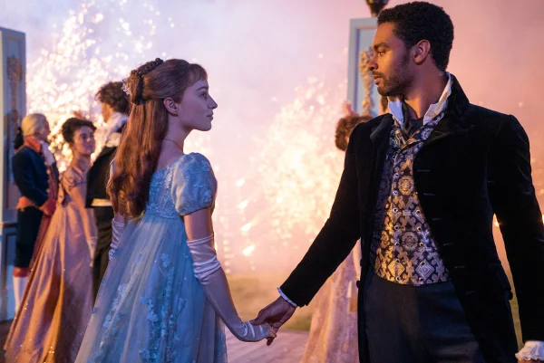 Imagem colorida de Phoebe Dynevor como Daphne Bridgerton e Regé-Jean Page como Simon na 1ª Temporada de Bridgerton - Metrópoles