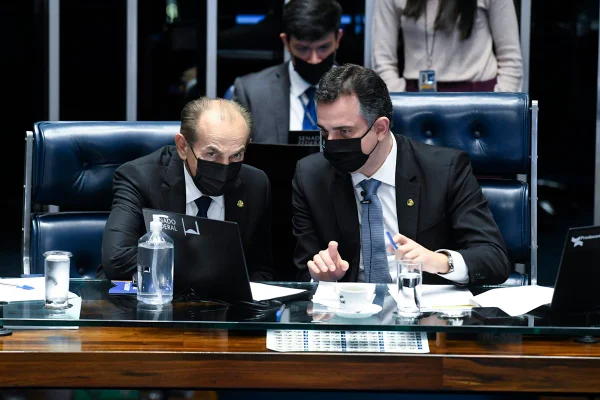 Relatório que muda orçamento secreto foi costurado com Lira e Pacheco