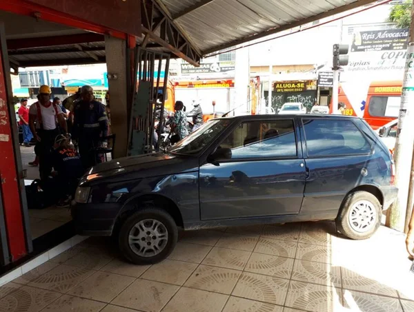 Motorista perde controle do carro, atropela pedestre e invade loja