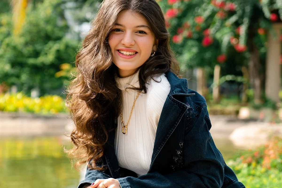 Natthália Gonçalves posa sorridente para fotos de divulgação Natthália Gonçalves posa sorridente para fotos de divulgação