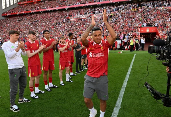 Imagem colorida de Thiago Alcantara na despedida do Liverpool- Metrópoles