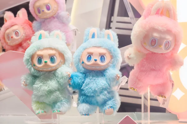 Bonecos de pelúcia de vinil Labubu da Pop Mart estão em exposição em uma loja Pop Mart