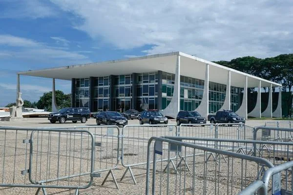 Viaturas da Polícia Judicial fazem a segurança do prédio do STF no primeiro dia pós-eleição, evitando possíveis articulações contra o TSE e o STF de apoiadores do candidato derrotado, Bolsonaro. Na foto, grades cercam o palácio - Metrópoles