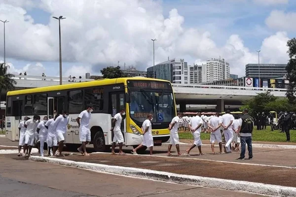 Presos de saidão - Metrópoles