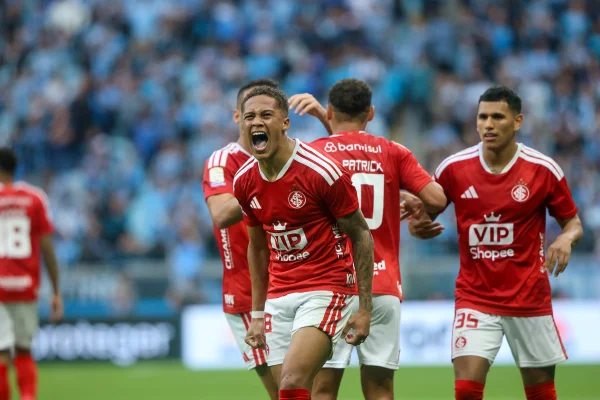 Grêmio e Internacional empatam clássico e seguem no Z4 do Brasileirão - destaque galeria