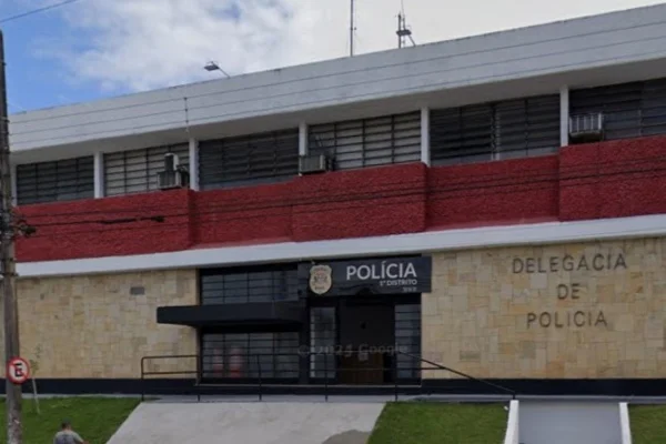 Imagem colorida de delegacia de Registro, no litoral paulista. Metrópoles