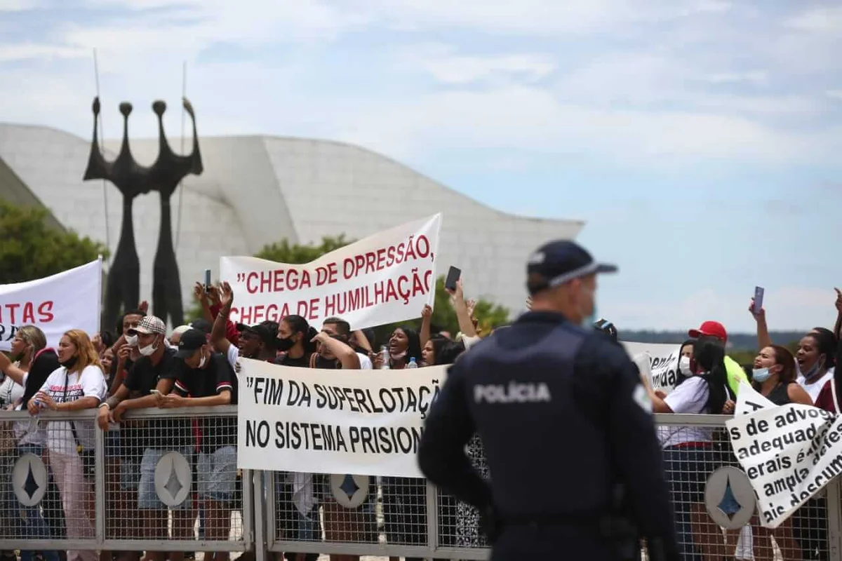 Familiares de presos protestam por condições humanitárias no sistema prisional Familiares de presos protestam por condições humanitárias no sistema prisional