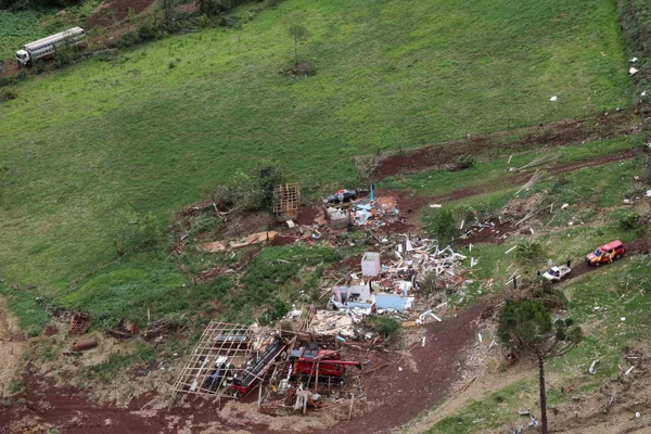Tornado com ventos de até 250 km:h devastou o município de Rio Bonito do Iguaçu, no Paraná. Ao menos seis pessoas morreram Metrópoles