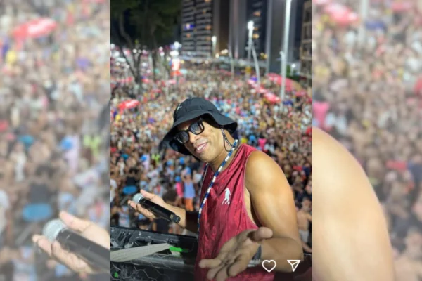 Imagem colorida de Ronaldinho Gaúcho no bloco do bruxo- Metrópoles