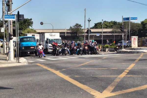 Imagem mostra avenida em São Paulo - Metrópoles