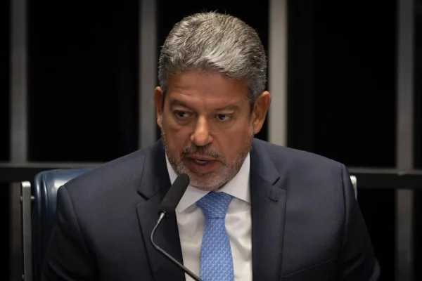 Arthur Lira, presidente da Câmara dos Deputados, discursa durante sessão Solene destinada à entrega da medalha Grã-Cruz da Ordem do Congresso Nacional ao Ministro do Supremo Tribunal Federal, Luiz Fux. Ele discursa na mesa diretora - Metrópoles