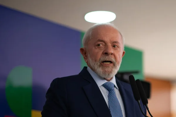 Imagem colorida de Lula - Metrópoles