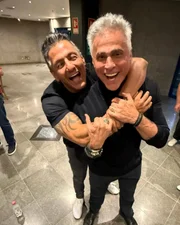 Edu Sacchiero e Oscar Magrini posam juntos e sorridentes