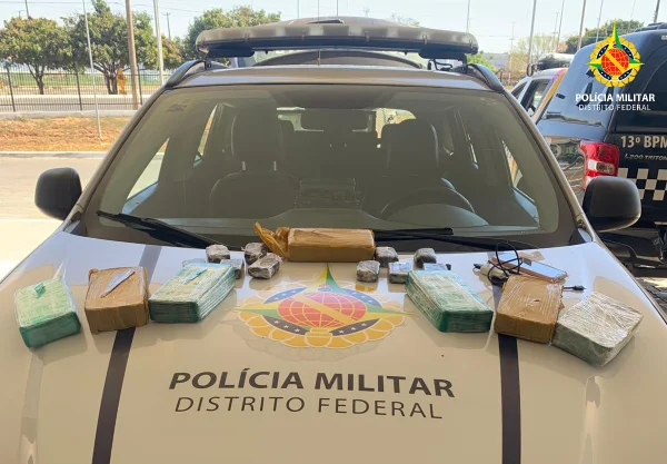 capô de viatura com drogas - Metrópoles
