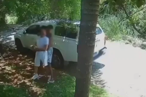 Imagem colorida de homem sendo imobilizado por um criminoso. Metrópoles