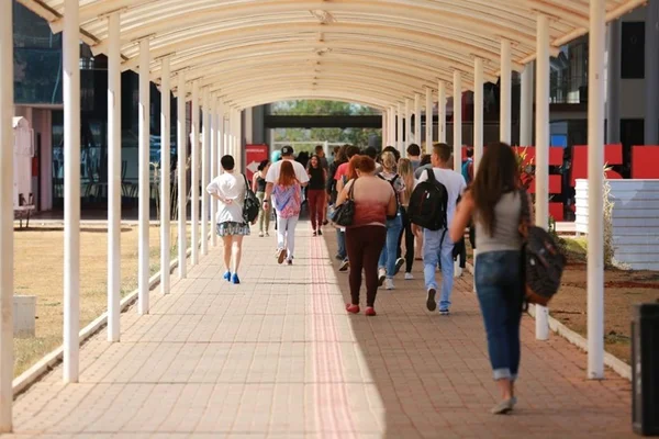 No DF, para cada universitário na rede pública existem 4 na particular