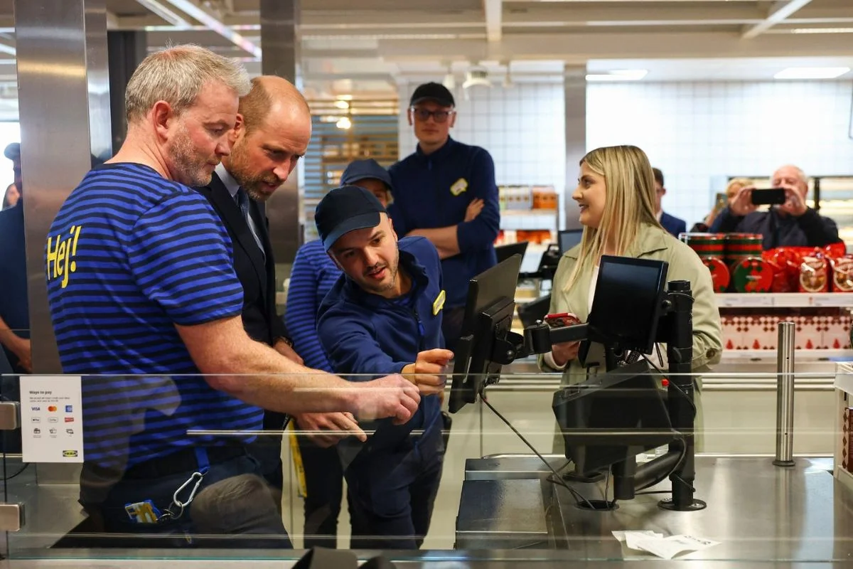 Kate e William colocam a mão na massa em visita a cafeteria na Irlanda