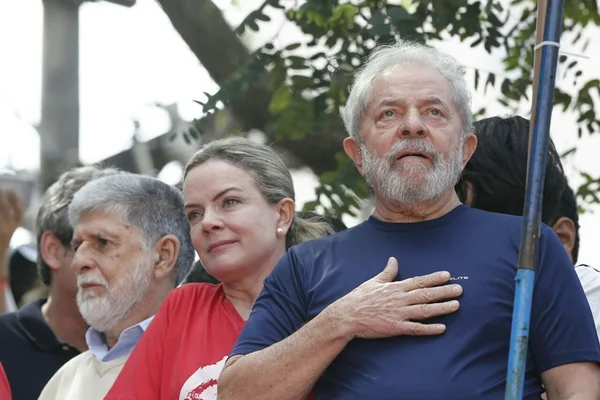 PF deu meia hora para Lula se entregar, diz Gleisi Hoffmann