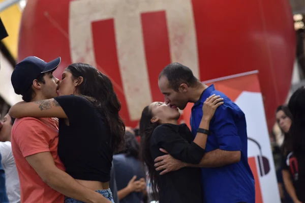 Casais se beijam por 6 horas e ganham celulares da Rádio Metrópoles FM