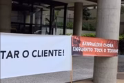 Manifestação em frente ao Centro Empresarial Itaú, no Jabaquara, contra demissões em massa