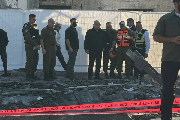 Benjamin Netanyahu, visita uma das cidades atingida por um ataque atribuído ao Irã