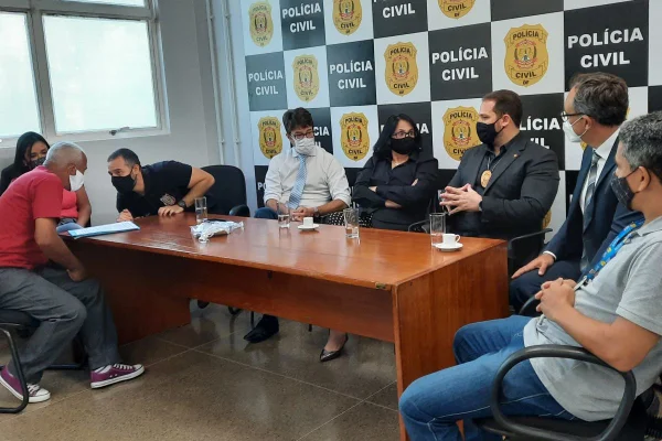 Ministra Damares visita DP que investiga morte de menina de 1 ano