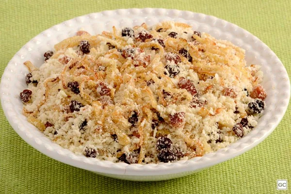 Descomplicada: faça em casa a receita da farofa de cebola caramelizada