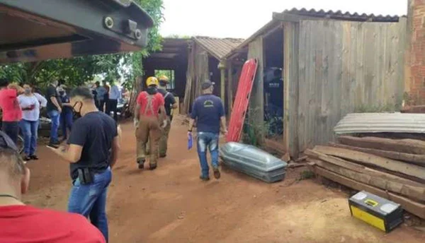 Homem mata esposa e filha, e mora com cadáveres por dois meses na fronteira