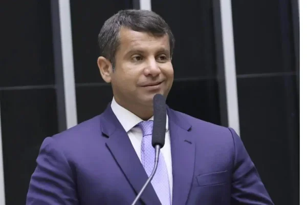Chefe em hospital do RJ trabalha em gabinete de líder do PP na Câmara