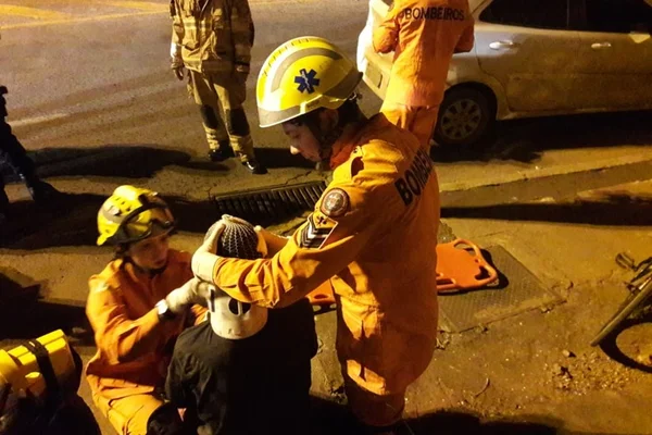 Ciclista tem hemorragia na cabeça após ser atropelado na via N2