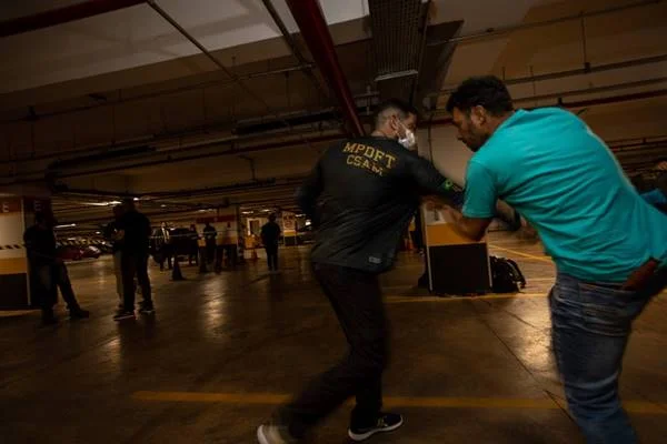 Fotografia de duas pessoas em confronto físico