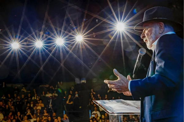Imagem colorida mostra Lula em evento em homenagem ao ex-presidente uruguaio Jose Mujica. Metrópoles