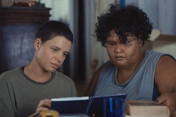 Bruna Linzmeyer em cena do filme Cidade, Campo