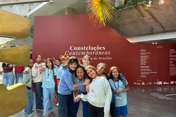 Alunos da EC 204 Sul visitam mostra Constelações Contemporâneas