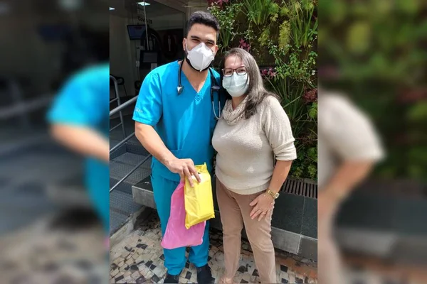 Curada após 8 dias intubada, mulher agradece médico em carta no DF