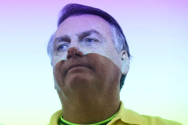 Ex-presidente Jair Bolsonaro (PL) com luz colorida no rosto - Metrópoles