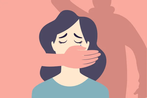 Imagem colorida ilustrando mulher ao centro com a boca tampada pelo agressor e a sombra do homem aparece à sua direita atrás